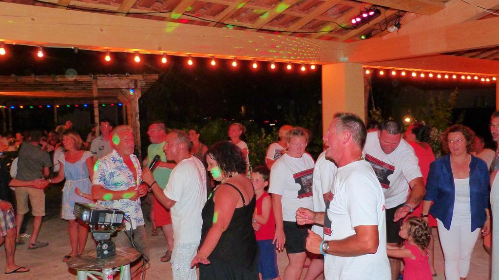 Camping La Vidaresse Hotel Sainte-Anastasie-sur-Issole Exterior foto